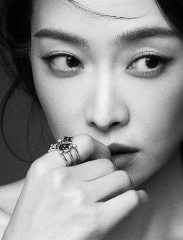 宋茜近景镜头下,指尖轻抵唇畔,衬出她的清冷神态。