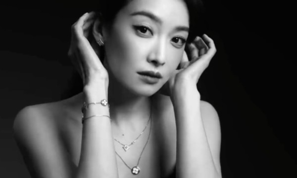 宋茜近景造型出镜,黑白画面凸显高级氛围。