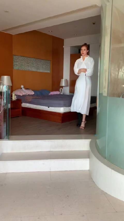 哈哈 笑死了,哭都有人和声的