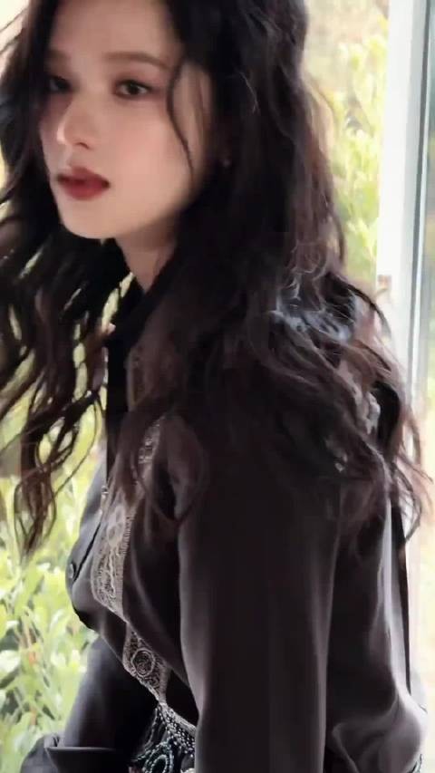 张婧仪的长相简直也太高级了,好喜欢这样的大波浪