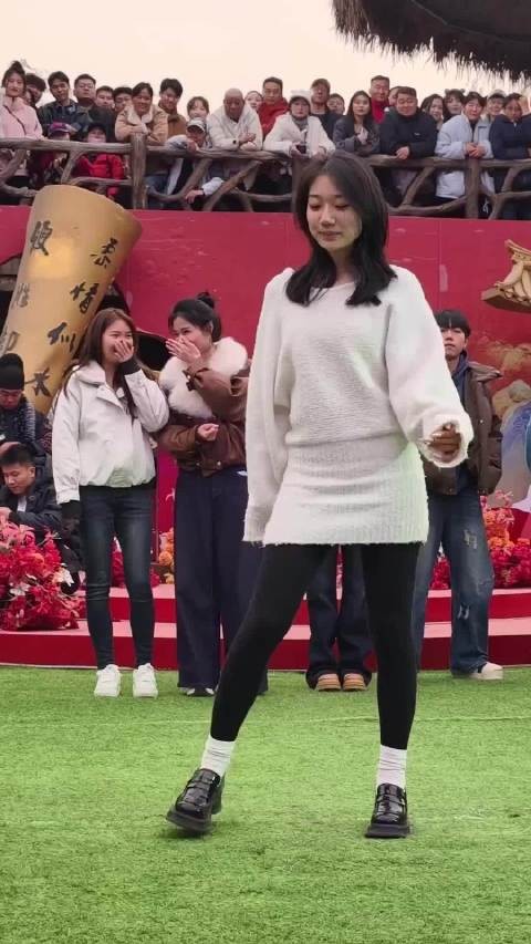 美女和老嫂子斗舞,尽显美女魅力,万岁山斗舞还是太有节目了