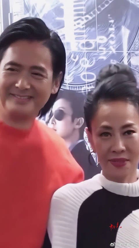 周润发和妻子陈荟莲,结婚30年膝下无子,依然恩爱如初