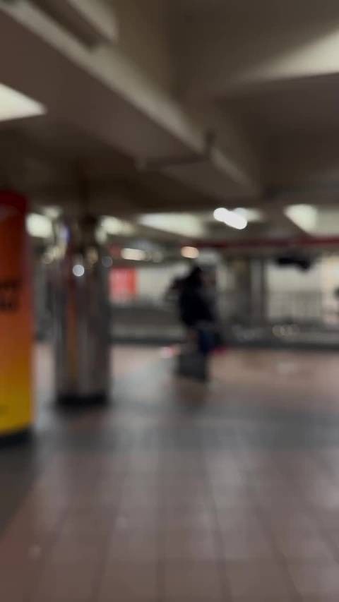 大妈在纽约地铁站唱歌的视频在国内火了，一天之内突破10多万点赞！