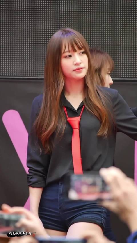 超短牛仔裤黑色衬衣红色领带,十年前的韩国女团真的太会穿衣服了