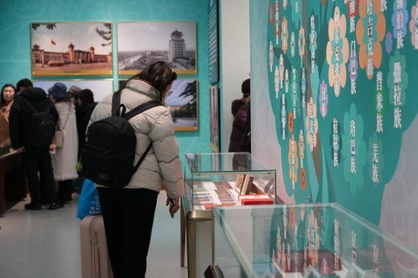 等火车顺便看个展览,民族文化宫展品进了北京站