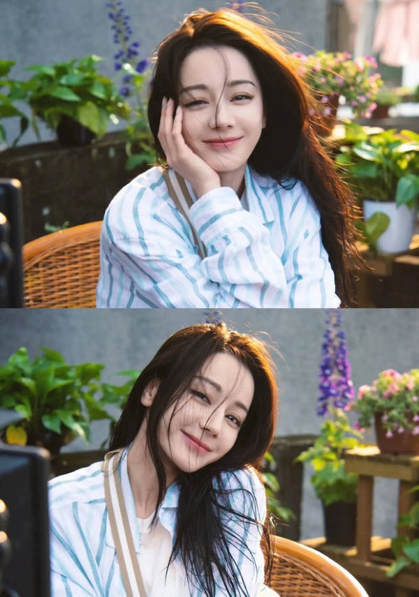 迪丽热巴在暖阳下绽放灿烂笑容，好治愈。