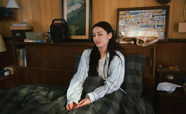 迪丽热巴坐在床上休息，松弛感十足。