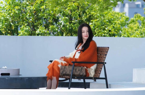 迪丽热巴更新美照！暖阳下笑容灿烂 治愈感拉满超养眼