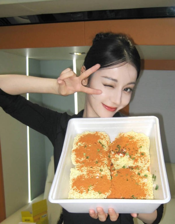 迪丽热巴比耶甜笑，元气满满。