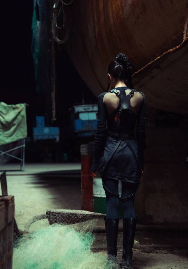 迪丽热巴晒出自己饰演聂九罗的造型照，身材超性感。