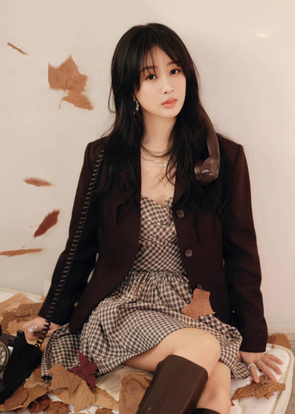 杨紫格子裙搭西装好绝！躺沙发看书 秒变优雅知性文艺少女