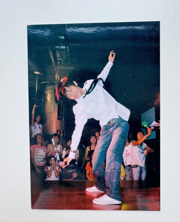 离谱！网友珍藏何炅喝过的水长达20年，曾和女歌迷争抢这瓶水