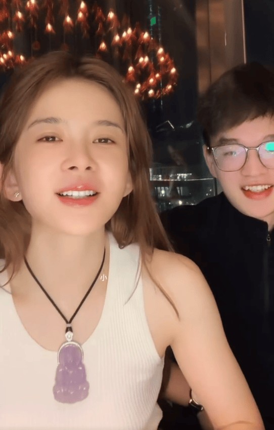 赵樱子直播高调官宣恋情！小12岁圈外男友露脸，真实面貌曝光