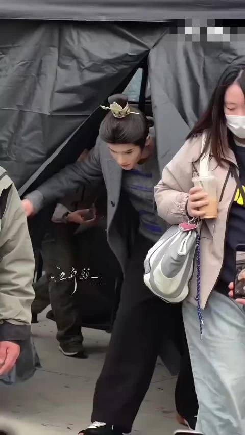 田曦薇、闫桉《嫁金钗》开机，首个妆造路透来咯！