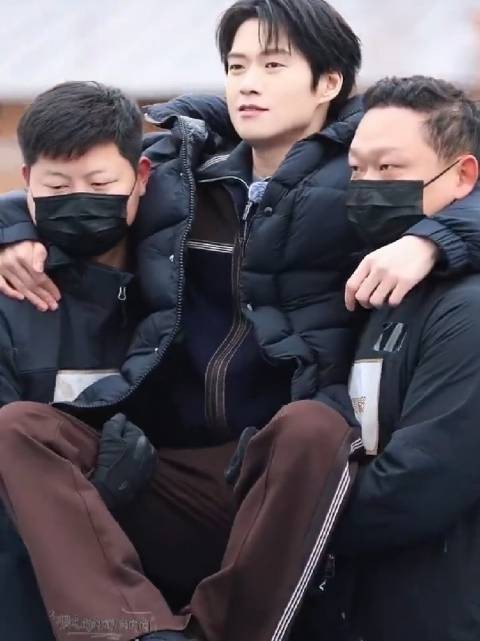 魏大勋新剧路透曝光，被两人抬出场