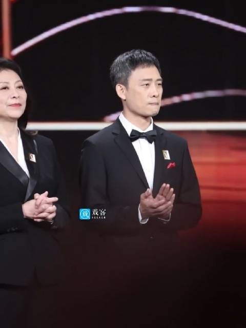 47岁张译金鸡奖后亮相论坛头发全白显疲惫