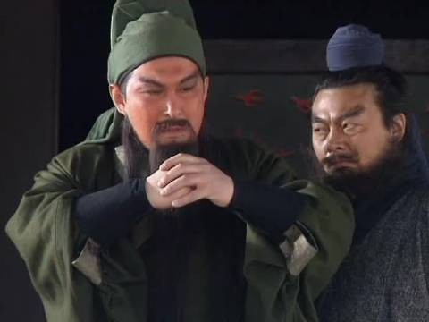 刘备礼遇孔明引关羽忧虑，张飞欲强请遭斥