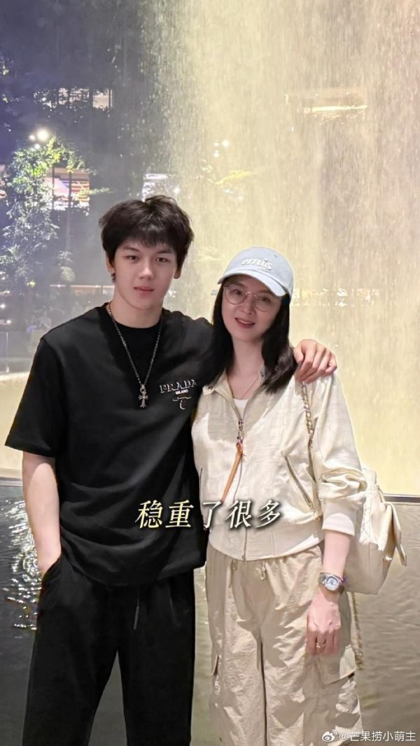 51岁王艳和儿子同框照曝光！19岁儿子身高超180CM，稳重阳光，颜值逆袭