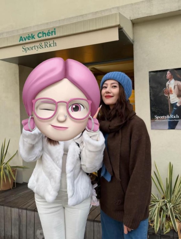 高圆圆现身首尔被偶遇,与闺蜜购物提大包小包,网友猜测疑追星GD