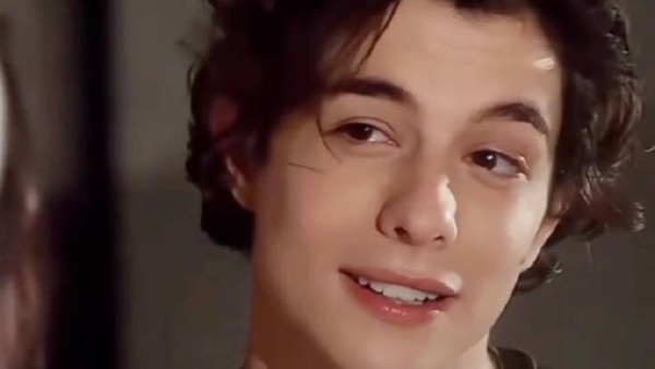 他好像知道自己很帅,还很得瑟!这眼神谁受得了啊!