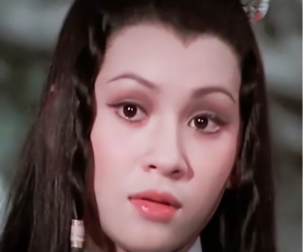 香港知名女星发生意外,左脚骨裂肿起来很高,曾与周润发闪婚闪离