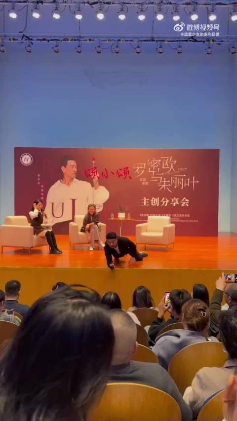 王耀庆趴地对话小朋友，交响乐剧互动暖心