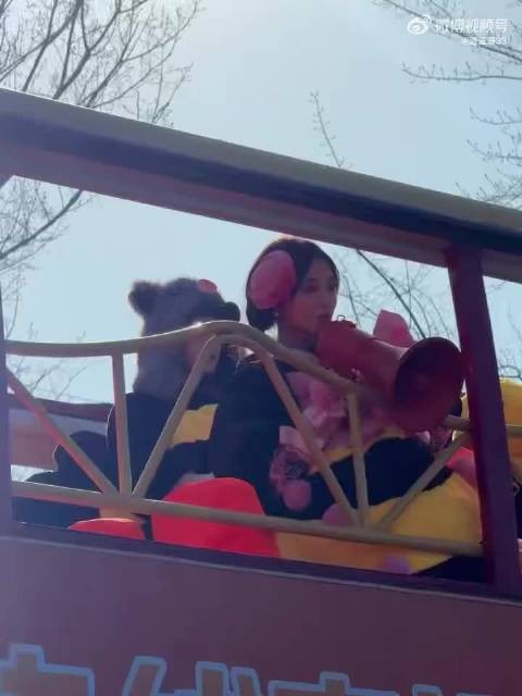 祝绪丹蜜蜂造型跳舞路透曝光,动作带感衣服晃动