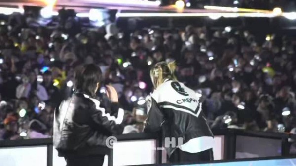 黄铉辰日本KBS饭拍视频曝光,衬衫造型引热议