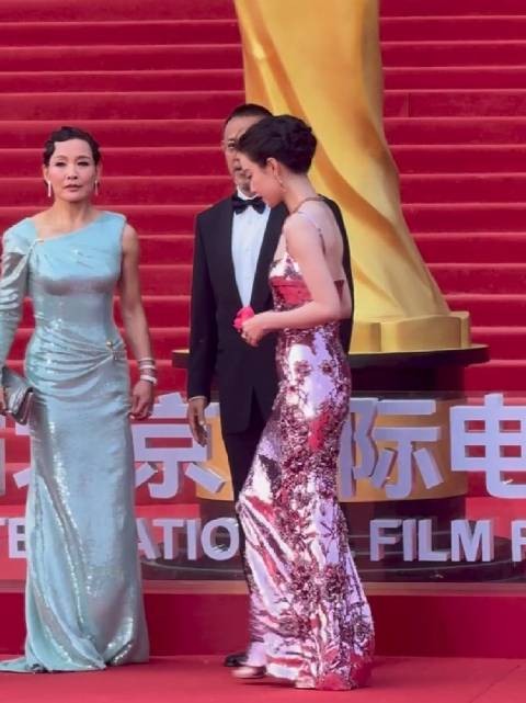 倪妮最新北京国际电影节闭幕式红毯全程，粉色裙子美到窒息