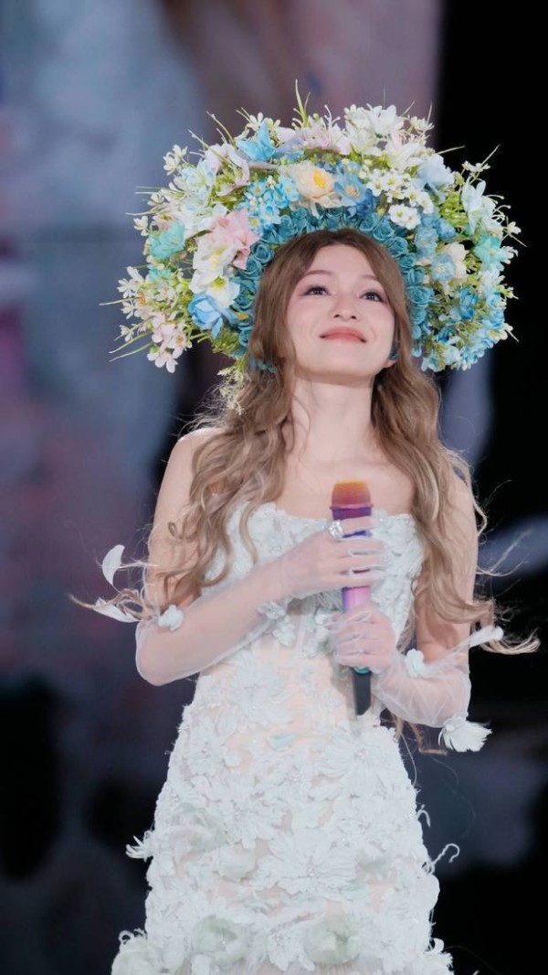 张韶涵演唱会佩戴非遗簪花，花仙子造型养眼吸睛
