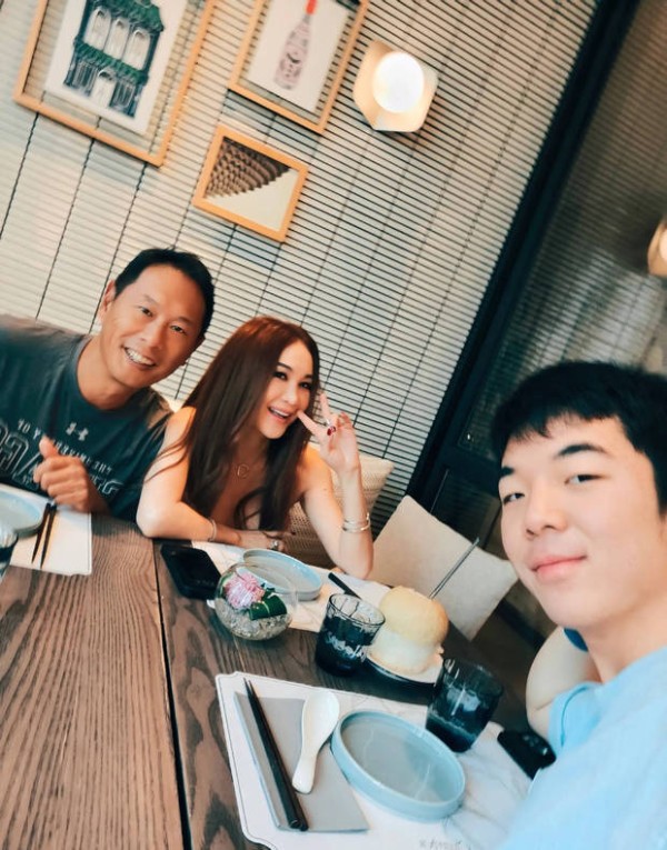 温碧霞开心比耶，享受欢乐时光。