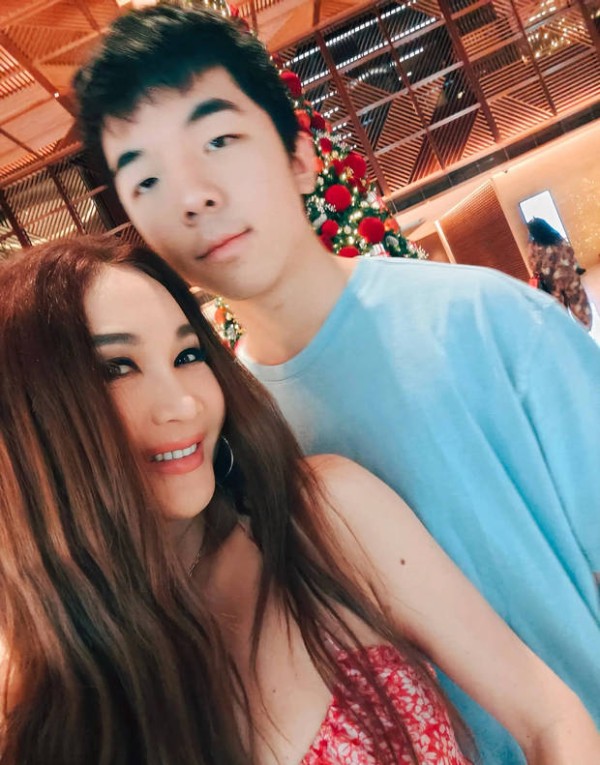 温碧霞与养子合影，笑容灿烂。