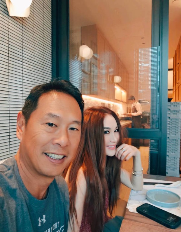 温碧霞与老公合影，心情愉悦。