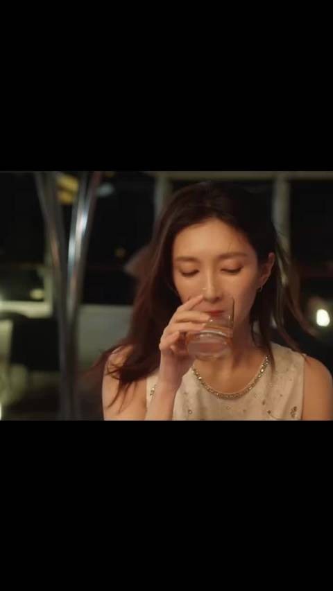 三十而已:美女喝威士忌被呛到,富豪花式搭讪,不料被一秒揭穿