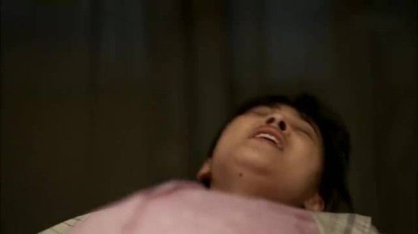 父母爱情:孕妇在家生娃太惊险!三个女人手忙脚乱,还好母子平安