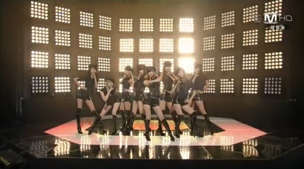 十四年前的今天(111215)，少女时代 带来的现场舞台