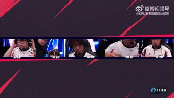 五小东在赛前玩起了绕口令 “红还是狼啊 红狼” “蓝”