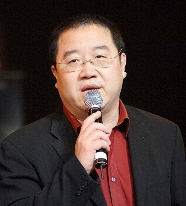 英达现状:身材消瘦脸色憔悴,住北京豪华别墅,和巴图共用一张脸