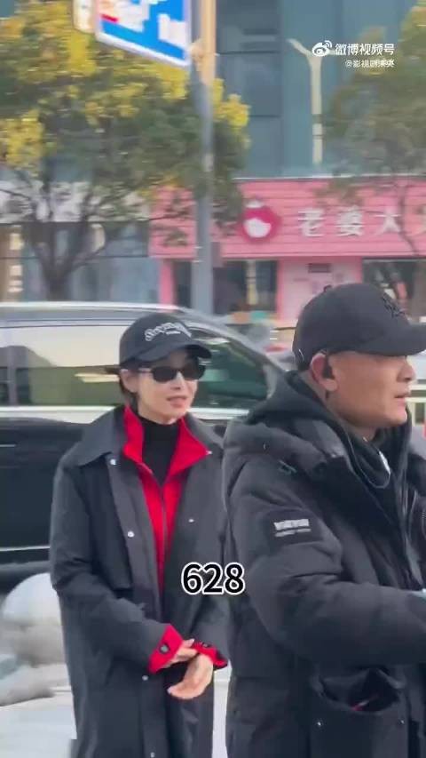 宋茜新剧狂花开机,棒球帽黑红造型亮相