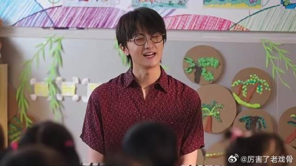 老胡给孩子们当音乐老师，看他们越唱越起劲，飘了！