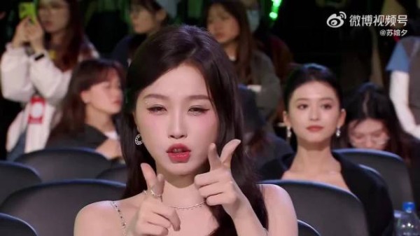 虞书欣看到有相机怼拍她，指着镜头一顿“小骂”，太可爱了吧！