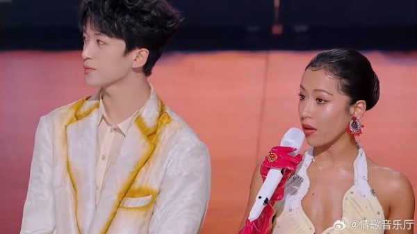 吉克隽逸有多敢穿!领口开到肚脐眼,黄子弘凡不敢转头看