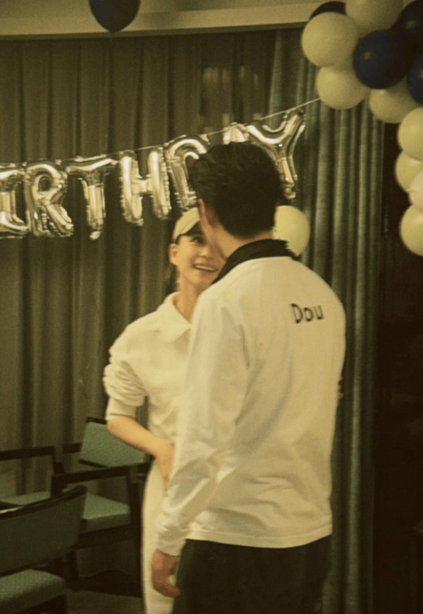 何超莲望向窦骁，笑眼弯弯。