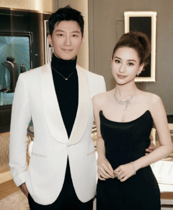 何超莲窦骁正装合照，甜蜜搂腰。