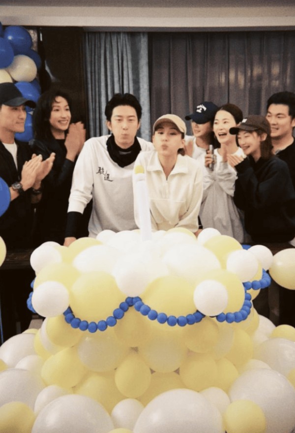 何超莲窦骁一起吹气球蜡烛，友人鼓掌庆祝。