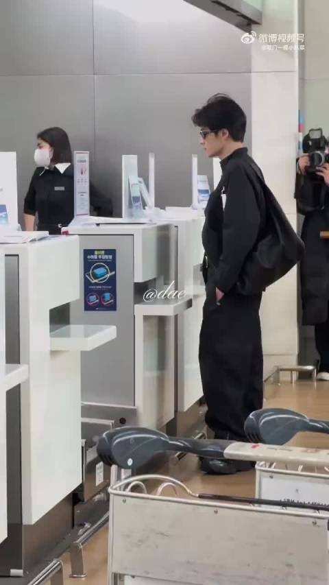 檀健次机场一直在给小炭火凹造型,檀健次:小样不迷死你们