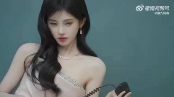 丝芭传媒称鞠婧祎月薪25万,累计发放1.39亿