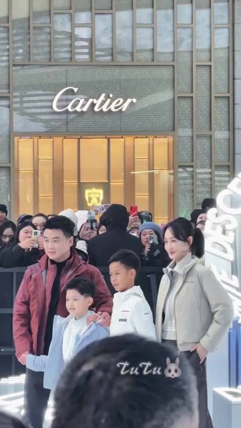 王皓携妻儿现身北京商场，闫博雅被赞状态佳似王鸥