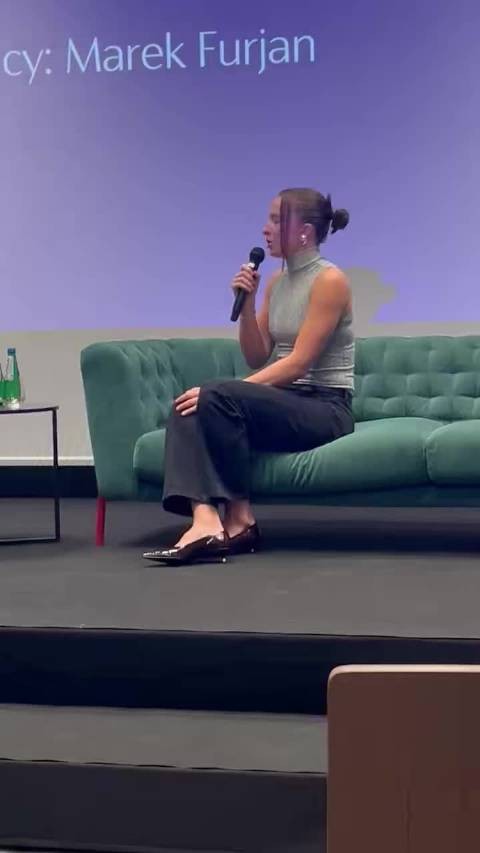 斯瓦泰克出席其基金会活动,造型还挺好的