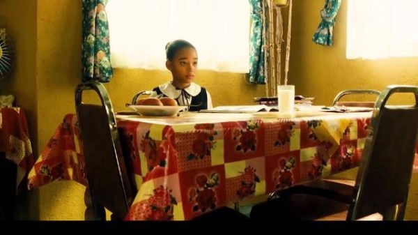 女孩装瞎逃过追杀，化身顶级特工为父母报仇，这配音服了，《致命黑兰》